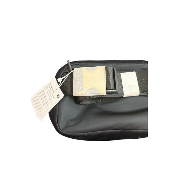 NWT Lululemon Everywhere Belt Bag 1L Velour Black Gold One Size - Picture 5 of 6